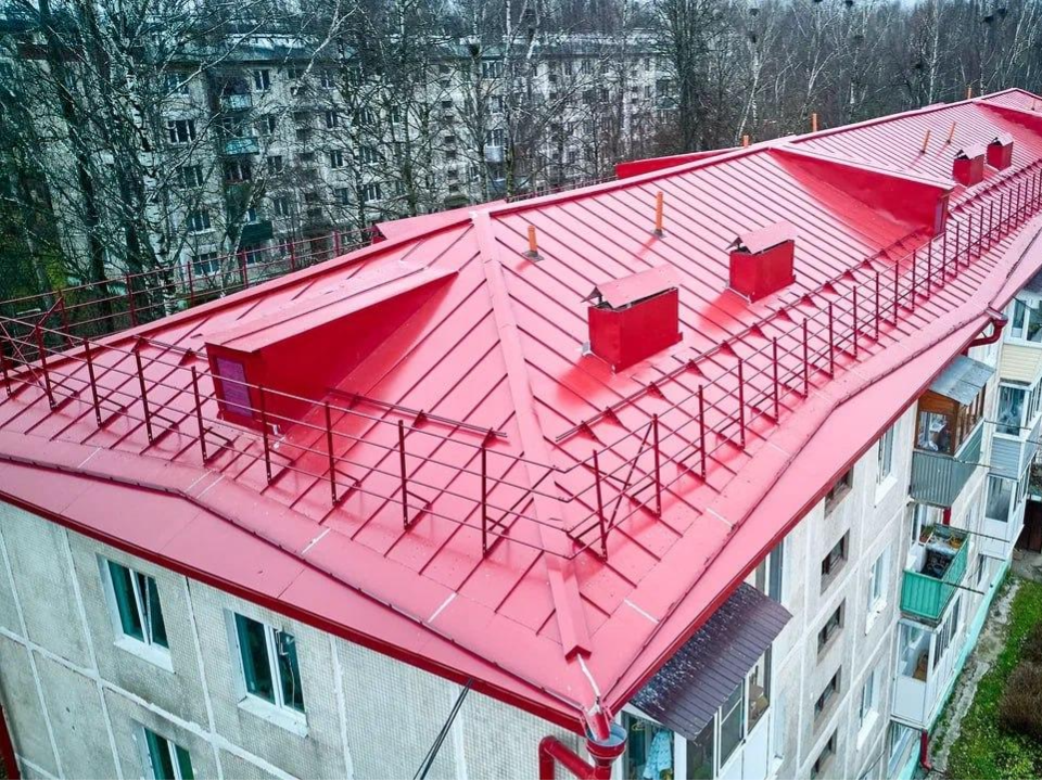 Утепленный чердак и надежное покрытие: новая крыша в селе Рогачево готова к зиме