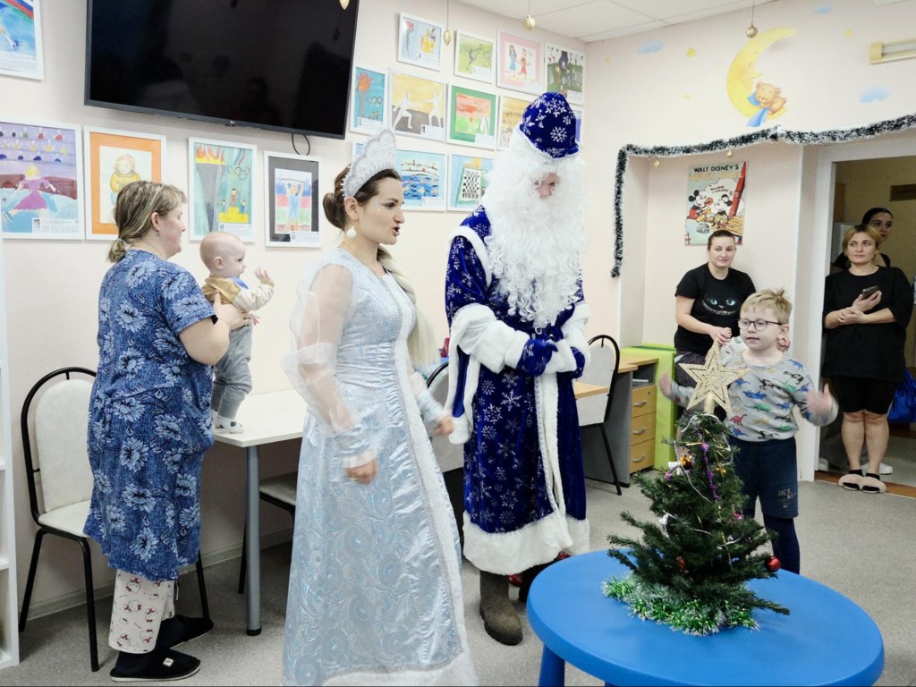 Лучшее лекарство — праздник: студенты медколледжа подарили Новый год больным детям