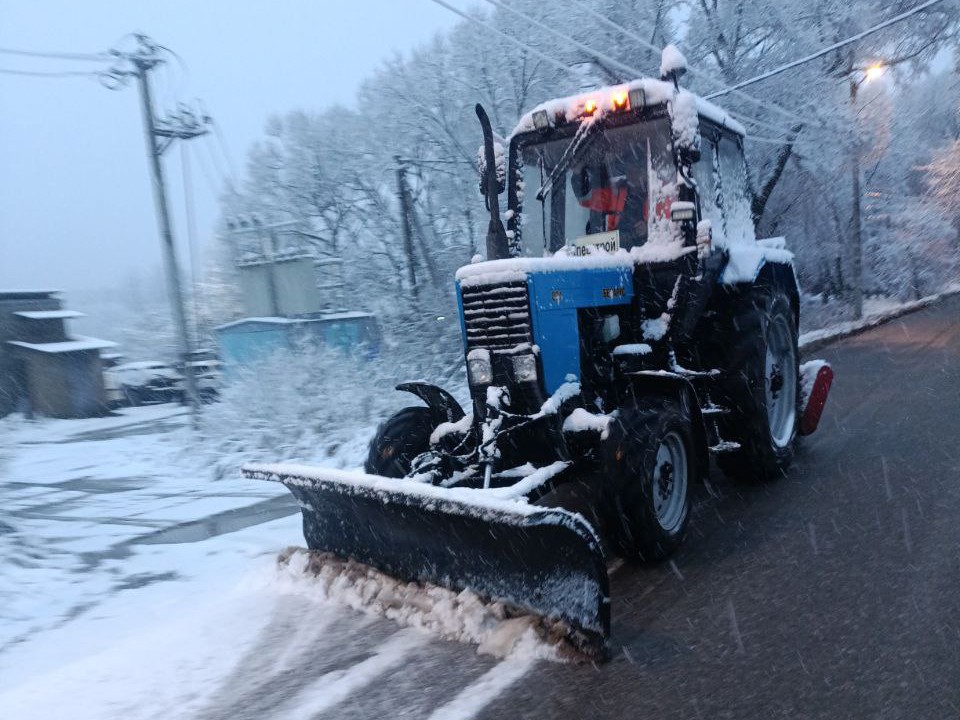 В Одинцове на борьбу со снегом выйдут 13 колесных тракторов