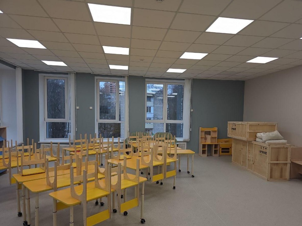 Готовность 95%: в Химках на Юбилейном проспекте собирают мебель в новый детский сад