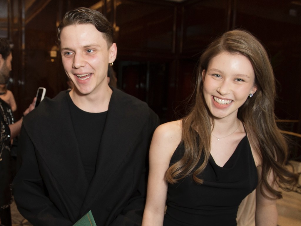 Любовь витает в воздухе: как Дмитриенко и Пересильд выбирают новогоднюю сказку