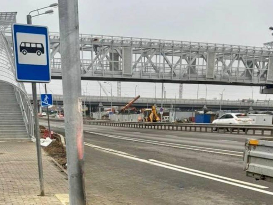 Три новых пути над дорогой: в Мытищах завершают монтаж надземных пешеходных переходов