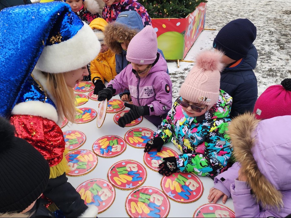 Дед Мороз нагрянул на веселый праздник в центральный парк Волоколамска