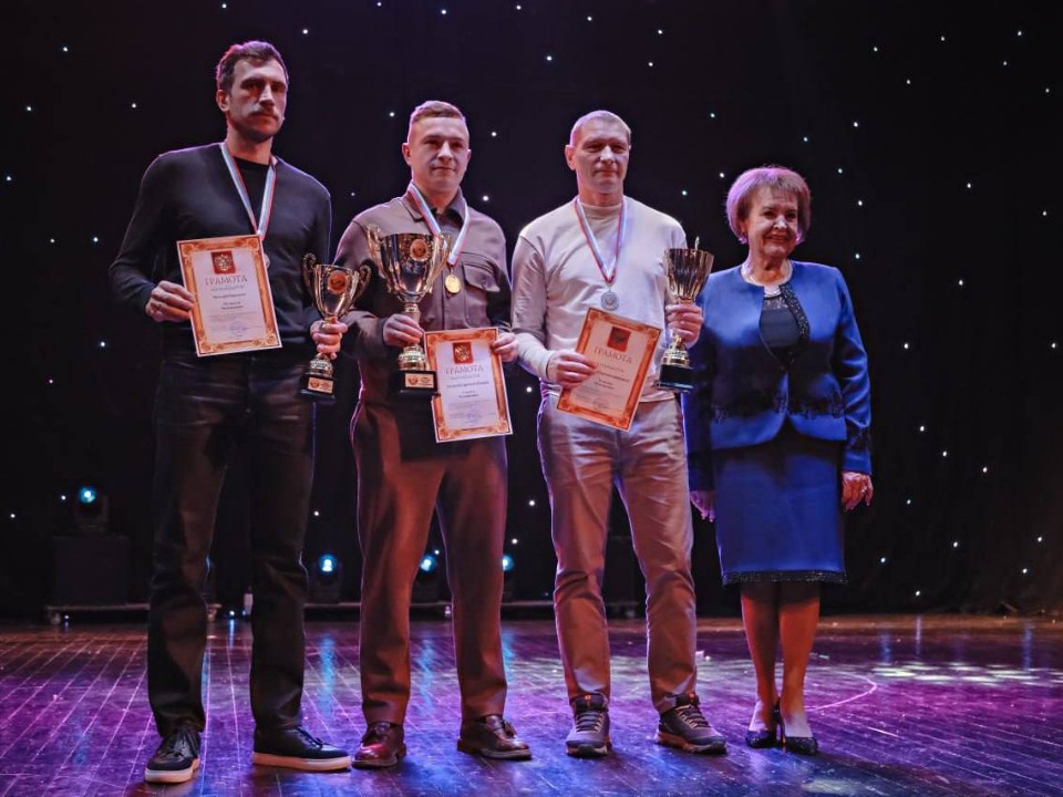 Главные открытия футбольного года подняли кубки: кто стал главной сенсацией сезона 2025