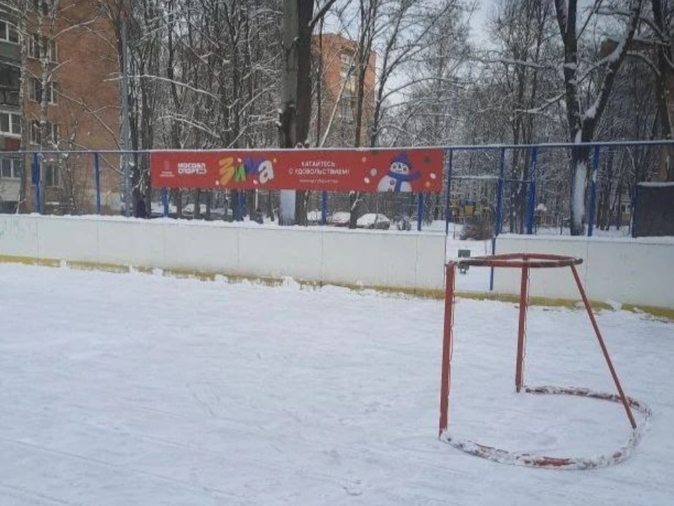 Коньки зовут: во дворах Черноголовки залили два катка