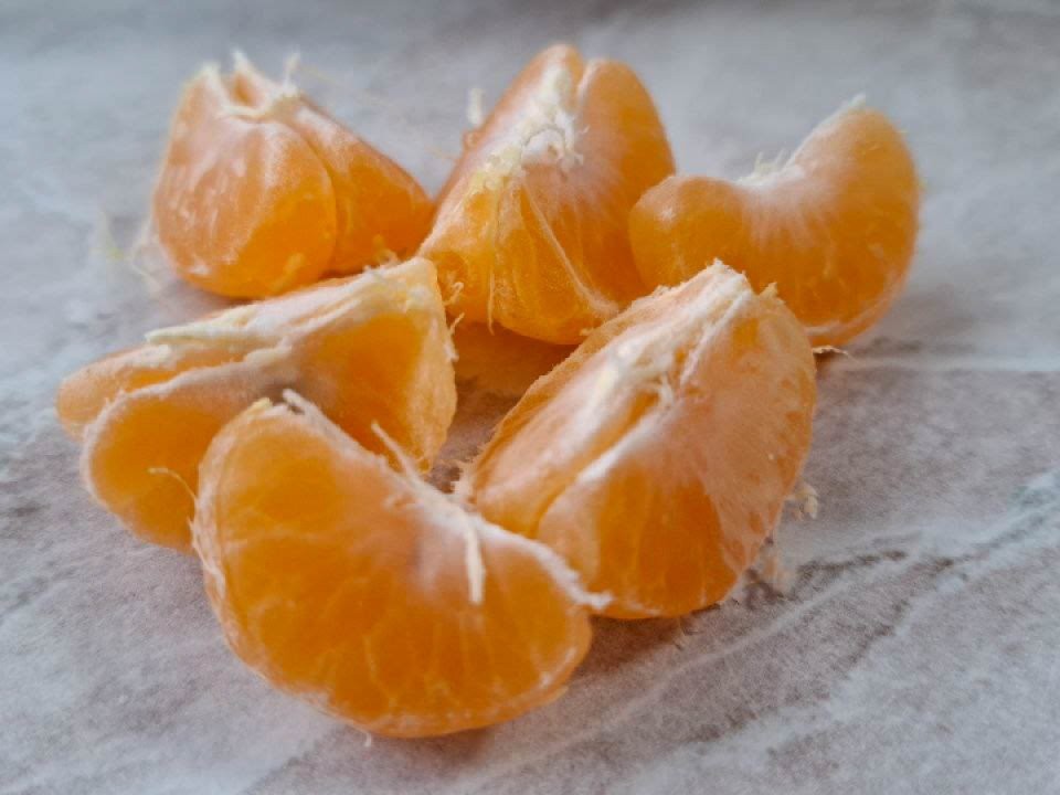 Квартира наполнится ароматами Нового года: с чем помыть пол, чтобы в доме вкусно пахло