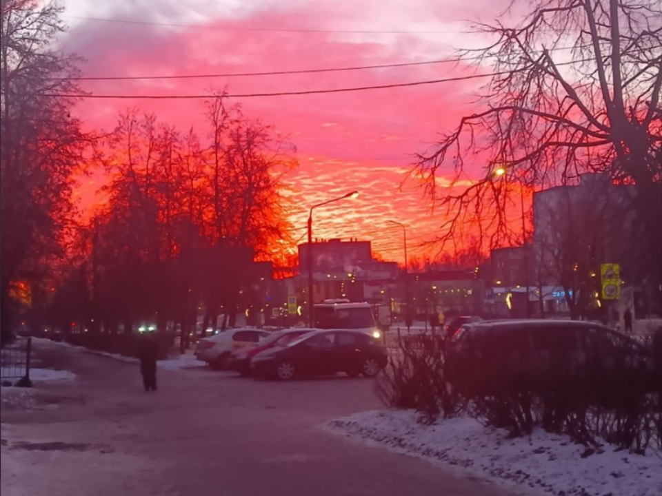 Алло-красный рассвет восхитил пользователей соцсетей в Егорьевске