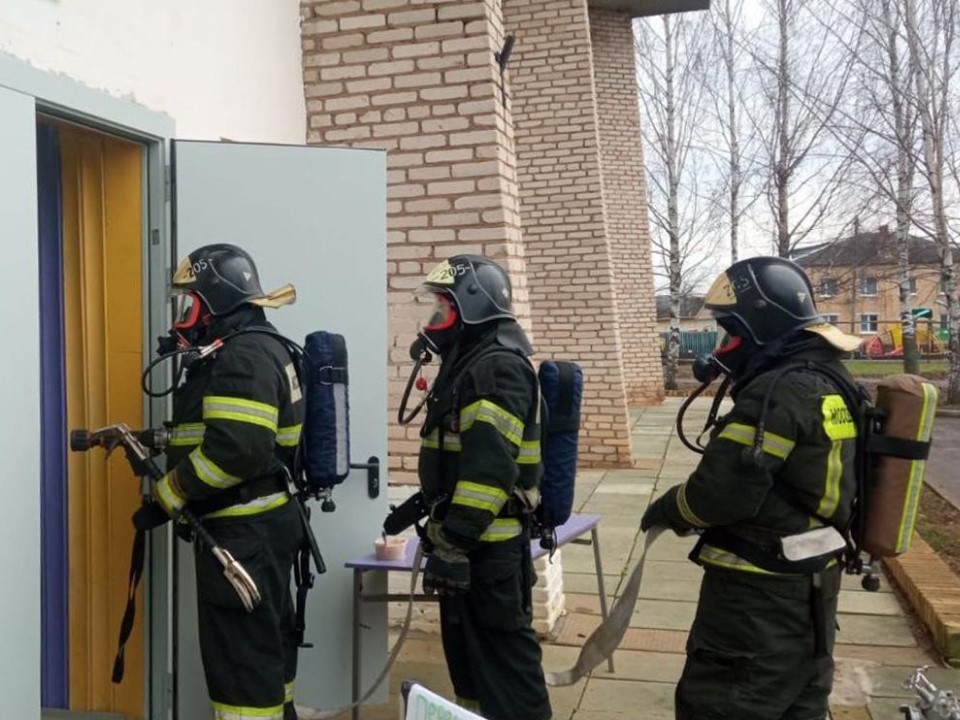 Условный огонь, реальные навыки: в Лотошине прошли масштабные пожарные учения