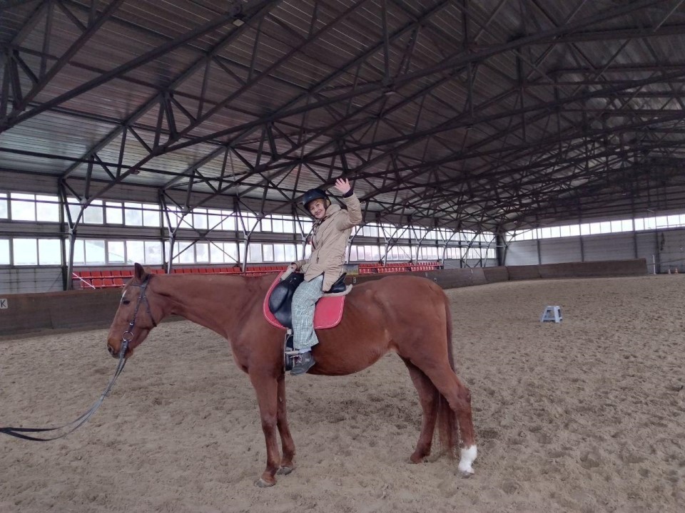 Пенсионеры на коне: в Сергиевом Посаде прошел необычный мастер‑класс по верховой езде