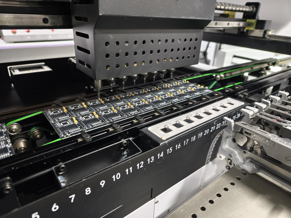 Подмосковный хаб открыл двери для первых гостей: что показали в производственных цехах и какие умные устройства уже доступны