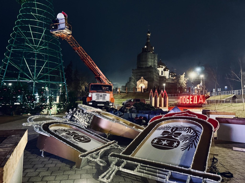 На Площади Победы начали возводить гирляндовый шатер