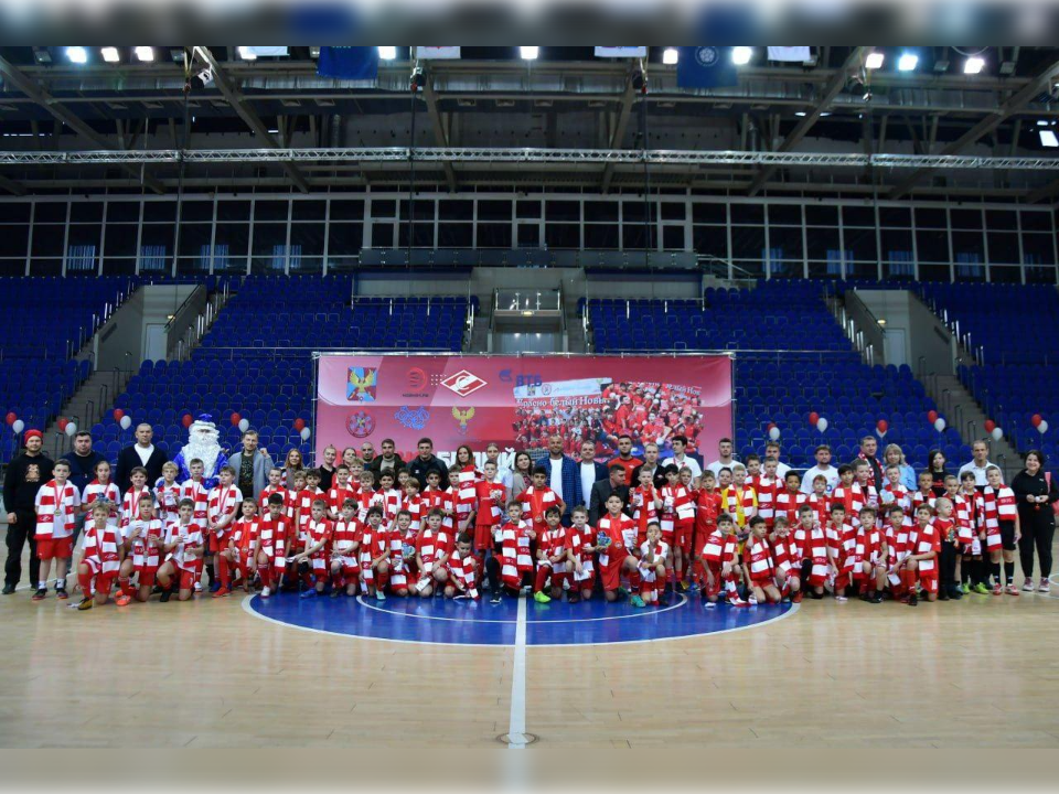 Юбилейная медаль «Спартака» и подарки болельщикам: как прошел фестиваль «Красно-белый Новый год»