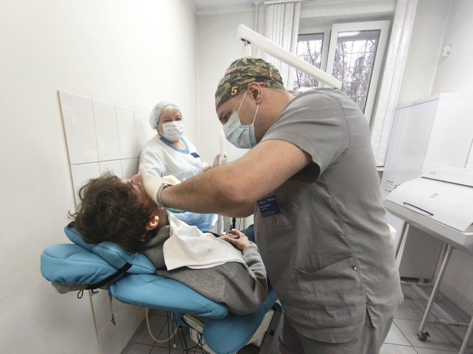 Льготное протезирование — не миф: как жителям Дзержинского начать путь к красивой улыбке за счет государства