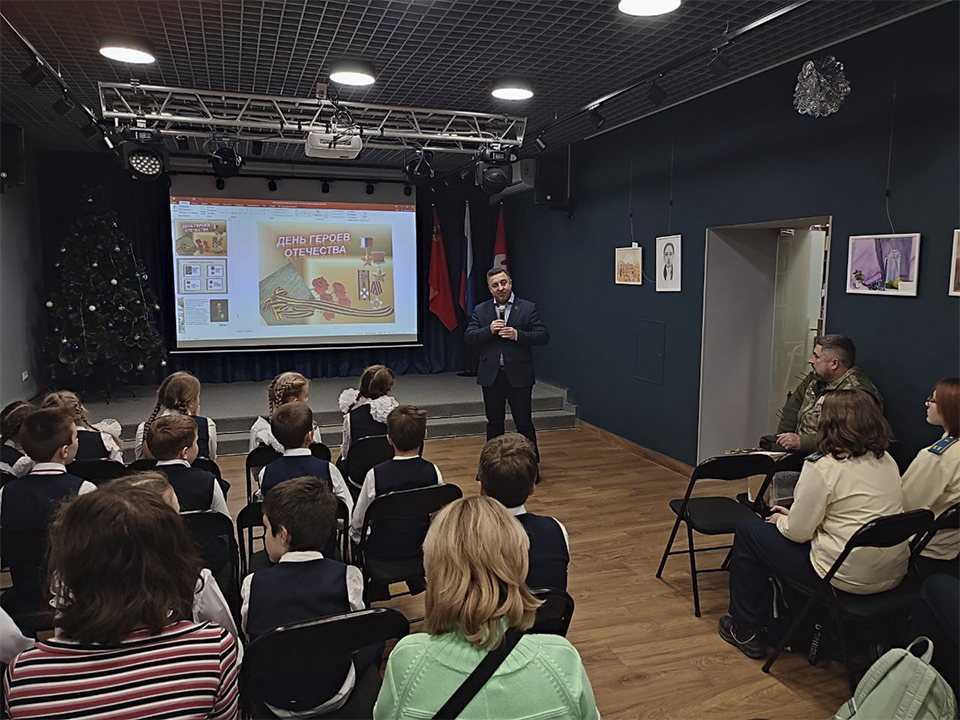 Школьники исполнили песни военных лет и встретились с бойцом СВО на уроке мужества