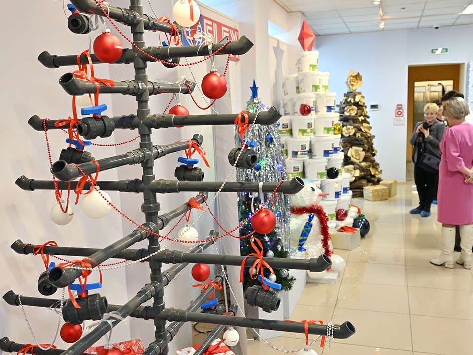 Стальные иголки и керамические шишки: в Ступине открывается выставка самых необычных новогодних елей