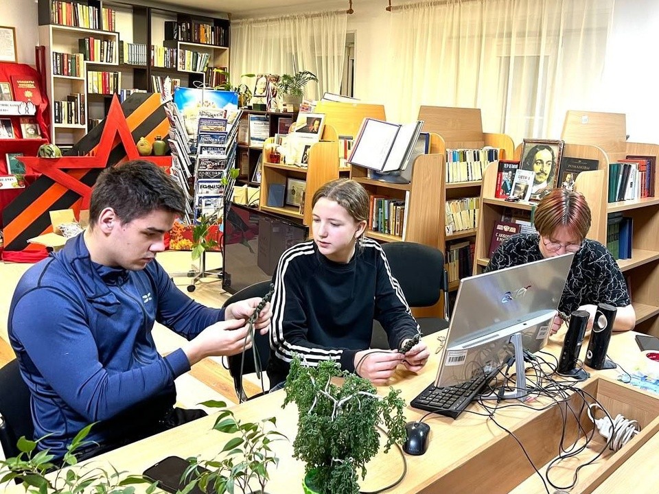 Студенты бронницкого ГУОР плетут и отправляют бойцам СВО браслеты выживания