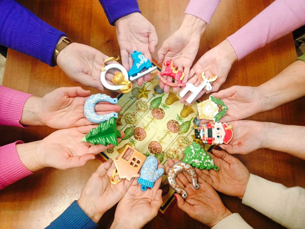 Гипсовые чудеса: как ступинские пенсионеры создают уникальные елочные игрушки