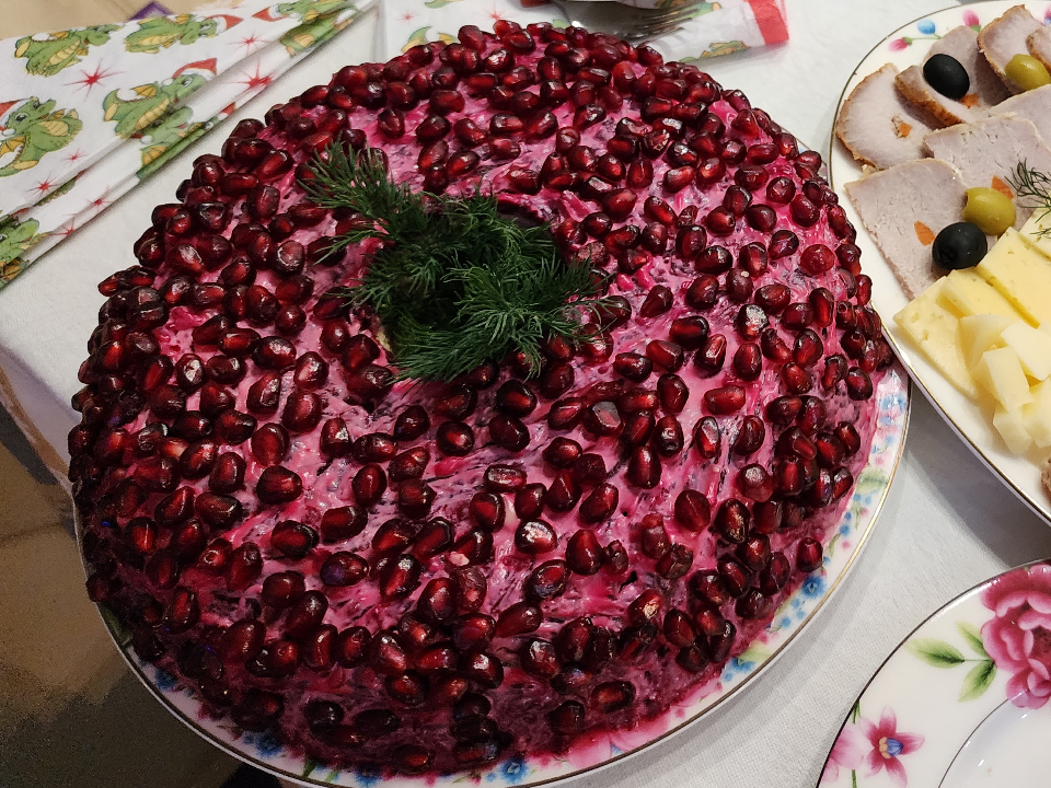 Едим или выкидываем: сколько можно хранить новогодние салаты