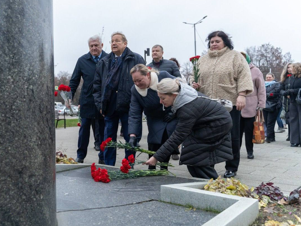 «В нашем городе трудились великие люди»: жители возложили цветы к памятнику Жуковскому