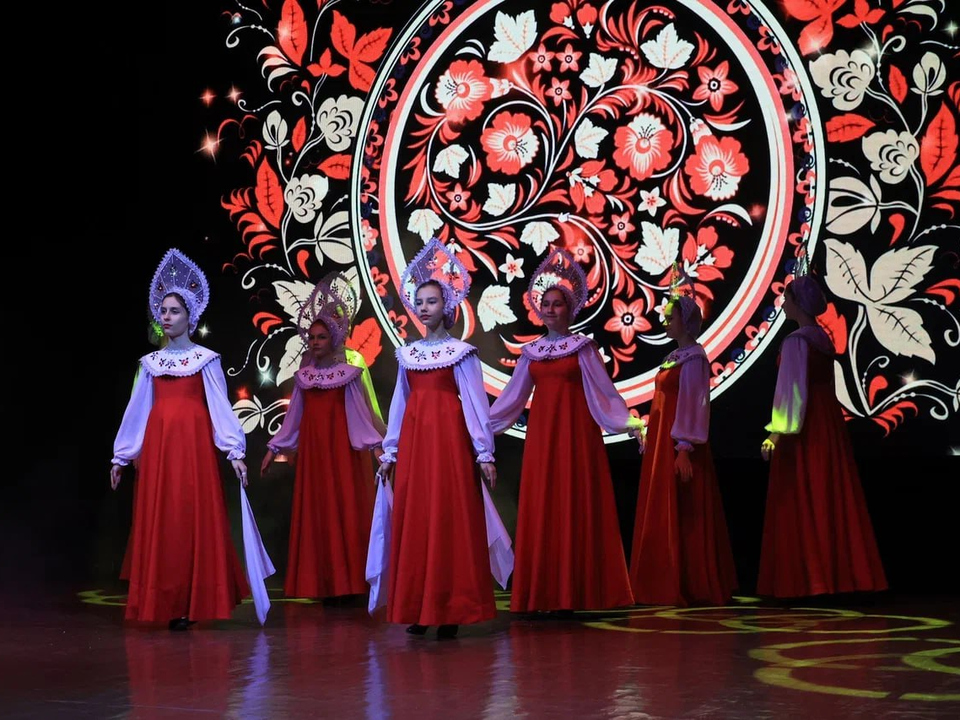 День Конституции в Дзержинском: где послушать песни о Родине и создать праздничное настроение