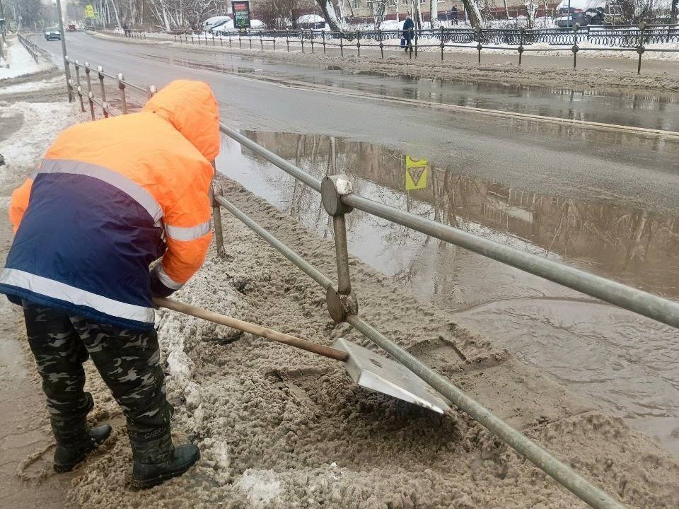 Дороги без луж: грязь, снег и наледь убрали с ливневок в Можайске