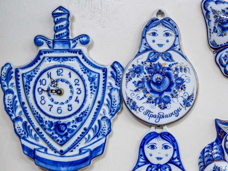 «Справляют нужду на наследие»: ресторан обвинили в неуважении к гжельской росписи