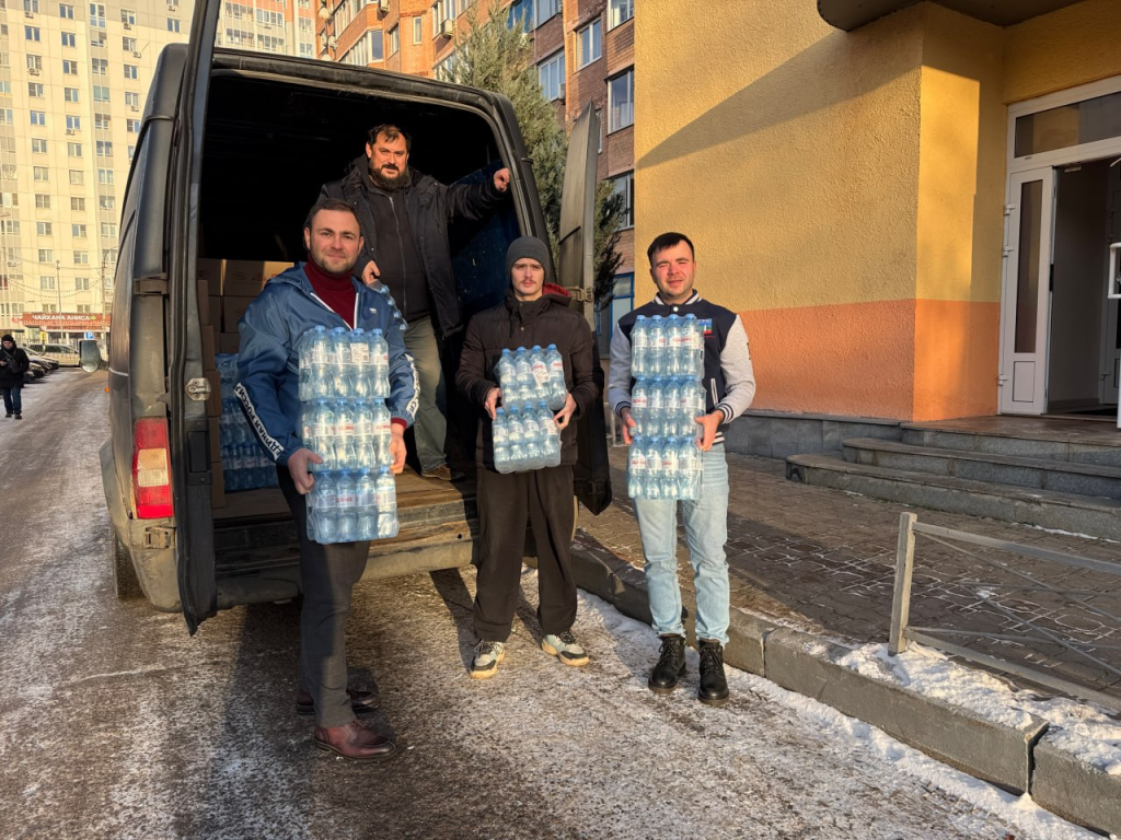 Новогодние чудеса для Сватово: из Красногорска отправили 400 сладких подарков детям