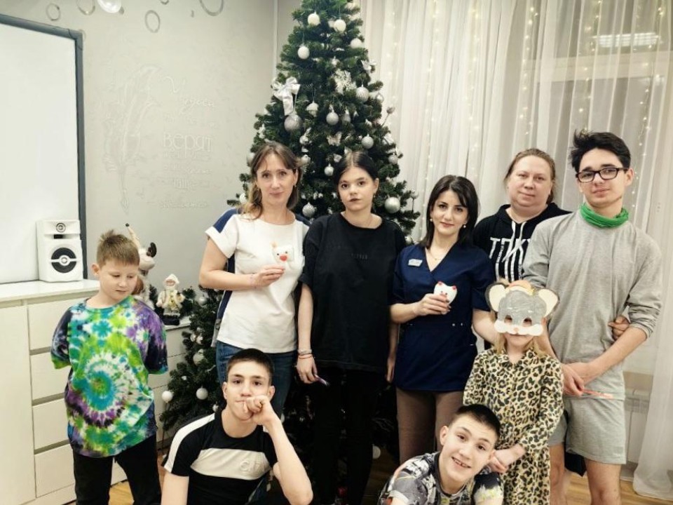 Стоматологи в роли Деда Мороза: новогодний визит врачей в семейный центр