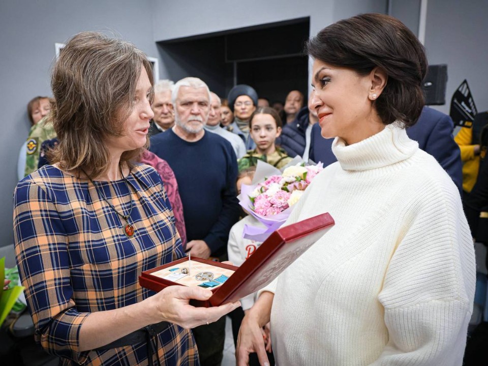 Маму пятерых детей наградили знаком «Материнская слава» в музее воинской славы Клина