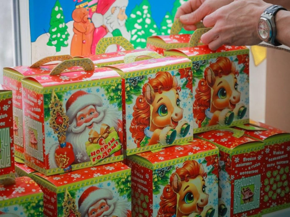 Новогодняя атмосфера: детям из Сергиево-Посадской больницы передали сладкие подарки