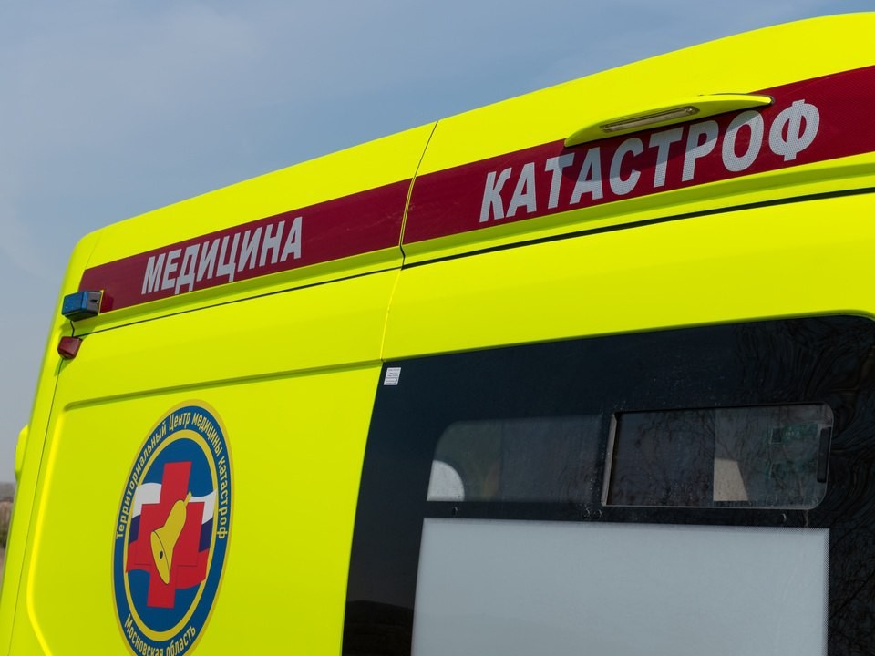 Врачи оказывают помощь пострадавшим при взрыве неизвестного предмета в Химках