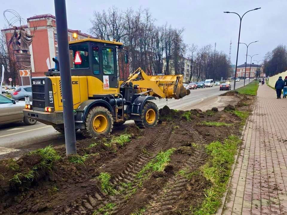 Вдоль проезжей части на Площади Свободы посадят новый газон весной 2026 года