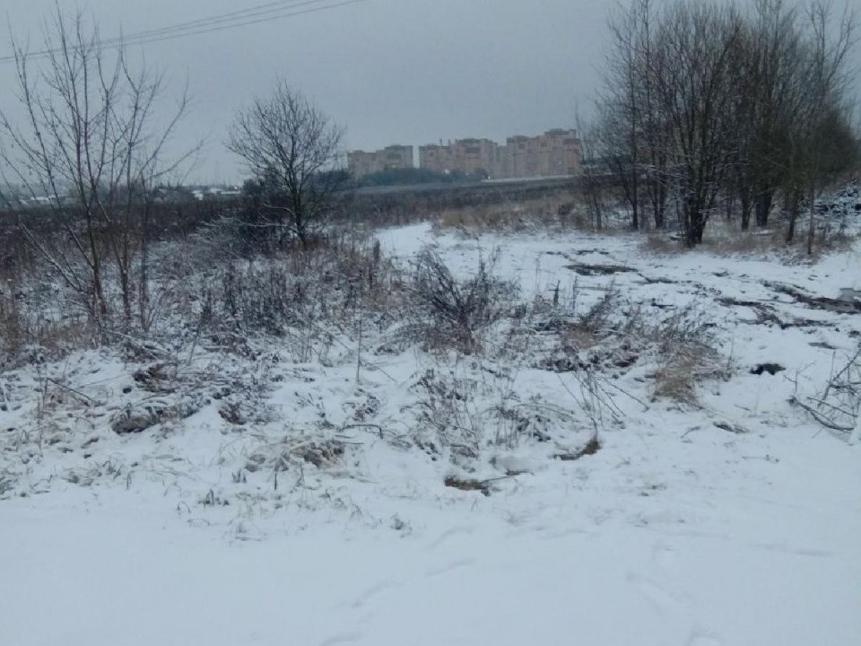 Навал мусора убрали с обочины дороги у поселка Свердловский