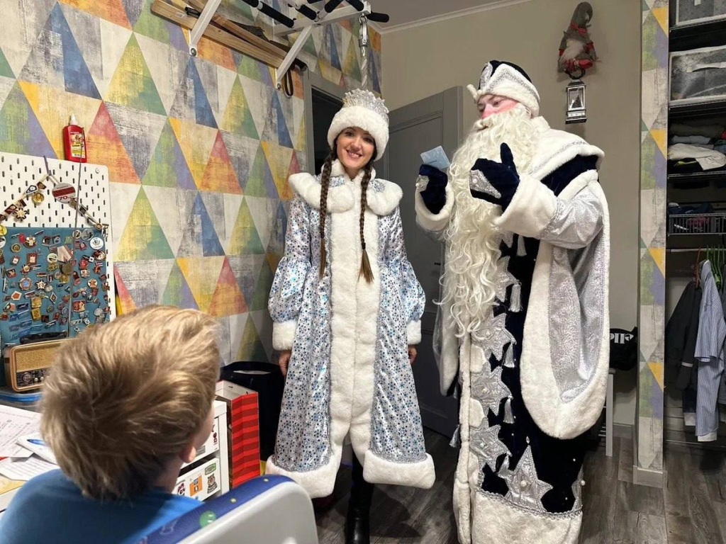 Дед Мороз и Снегурочка поздравили мальчика, пострадавшего от взрыва в Красногорске