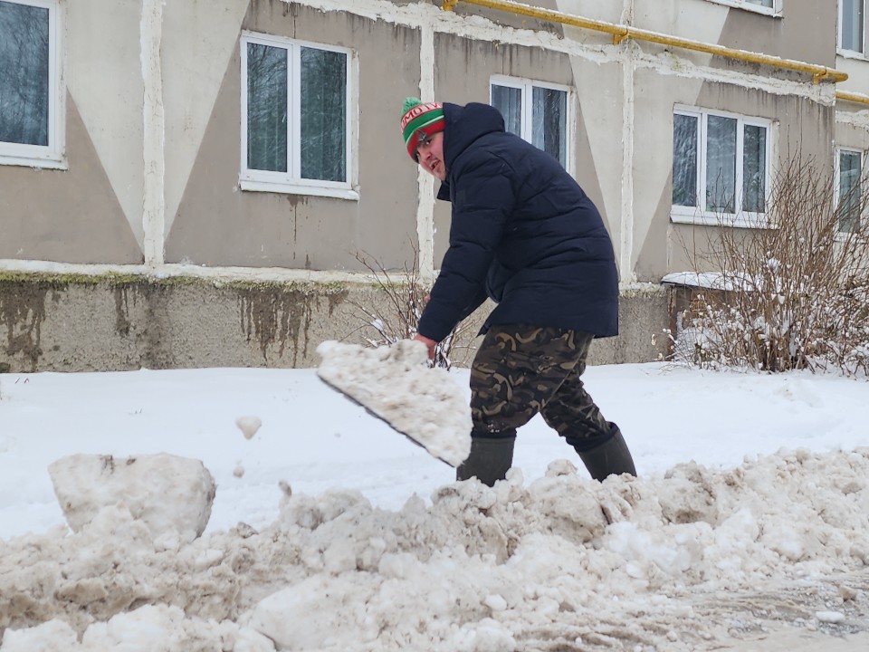 В Волоколамске отмечаются самые высокие сугробы в Подмосковье: под натиском стихии падают деревья