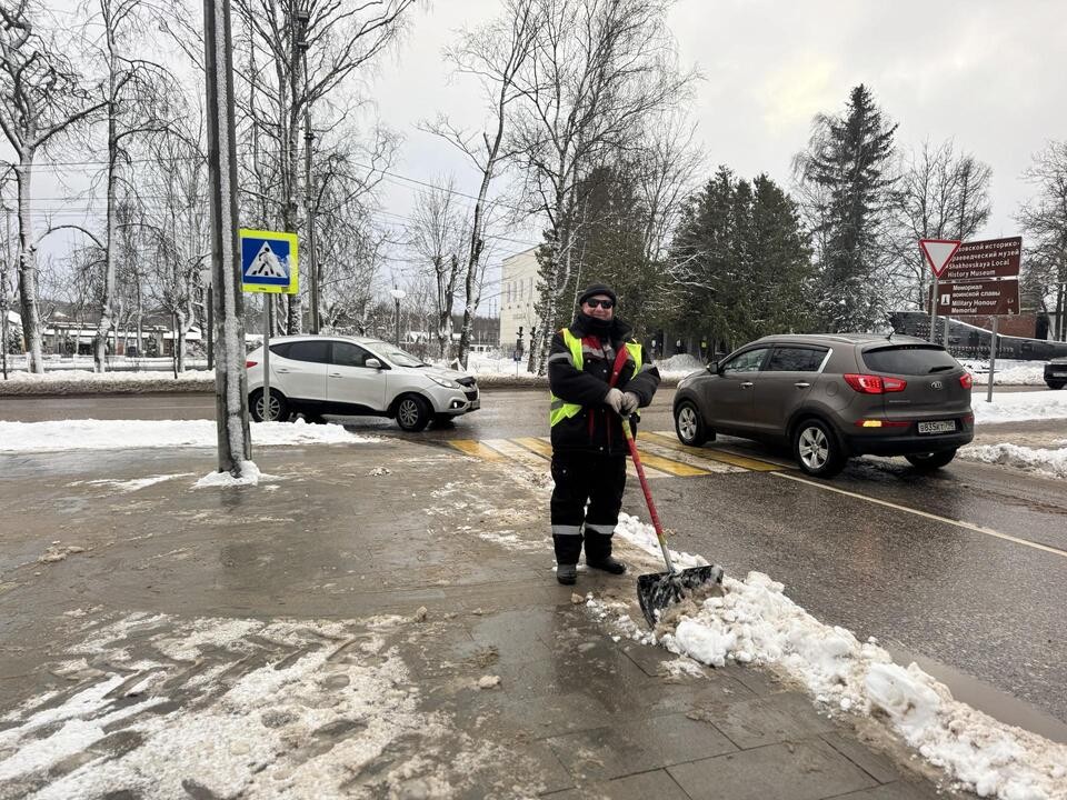 В Шаховской устраняют последствия мощного снегопада