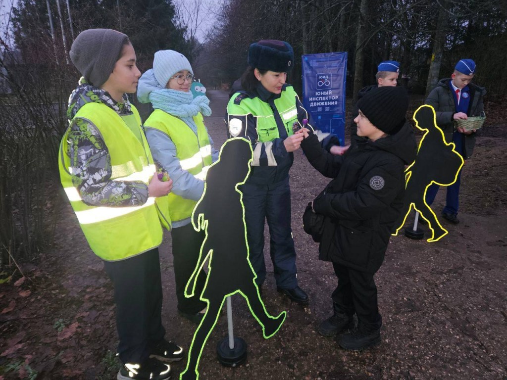 Креативный подход: в Рузе внимание водителей привлекли неоновыми «пешеходами»