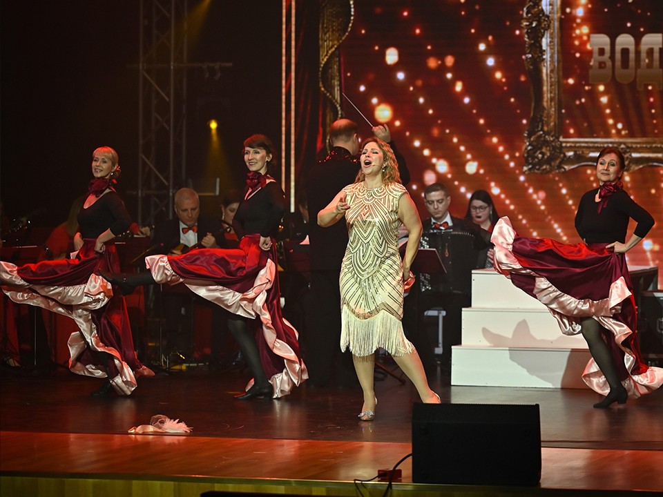 Дунаевский в фолк-стиле: в Ступине народный оркестр взорвал зал хитами из кино