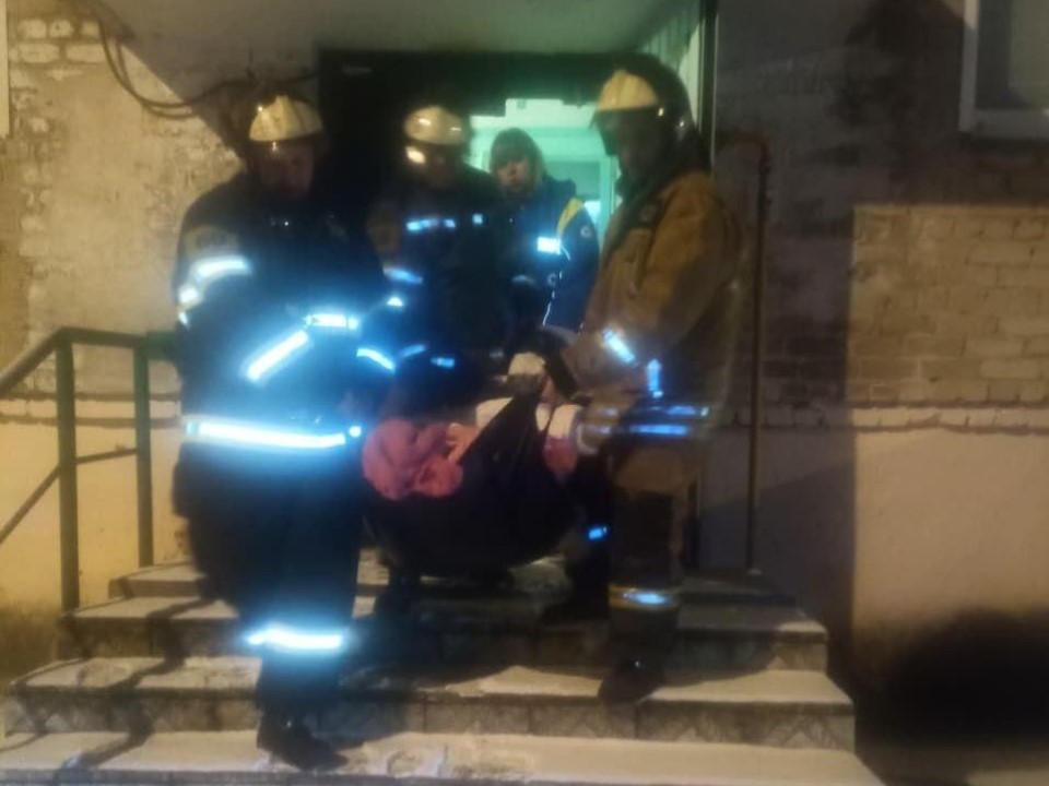 Операция «Спасение бабушки»: в Шатуре пожарные помогли медикам доставить пациентку в больницу