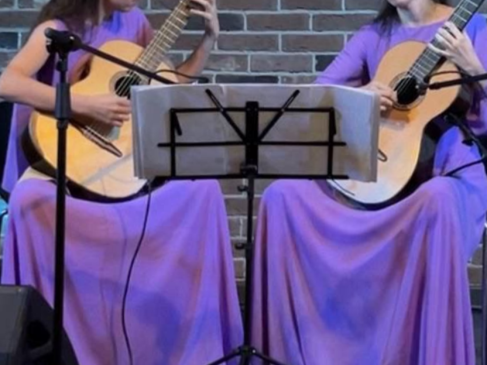 Сестры-гитаристки подарили городу музыкальную историю жизни