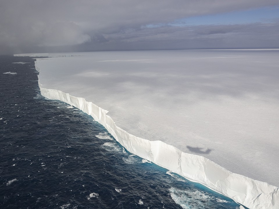 Этот крупнейший в мире айсберг стал размером с один из округов в Подмосковье