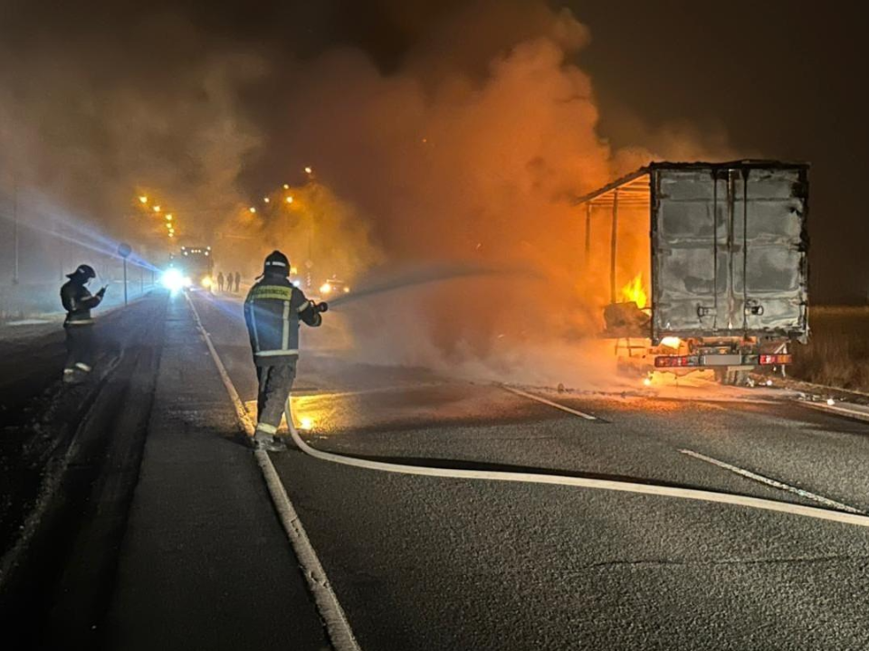 Жаркая минута на пустой ночной дороге: оперативная работа огнеборцев не дала огню проглотить весь грузовик