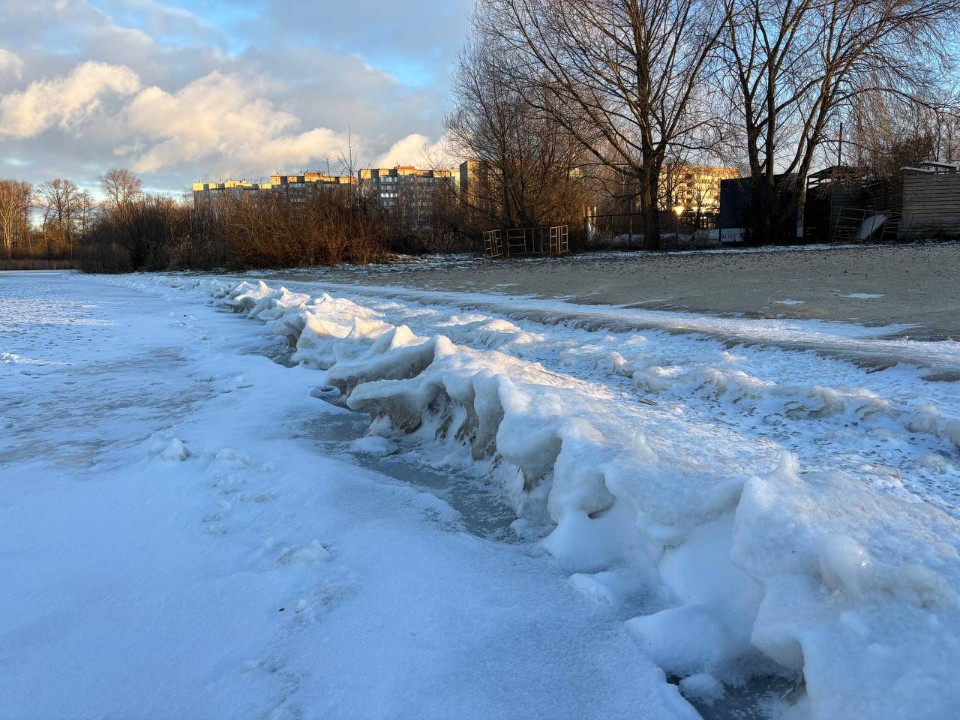 «Ледяное чудо»: волны застыли на Сенеже после самой холодной ночи зимы