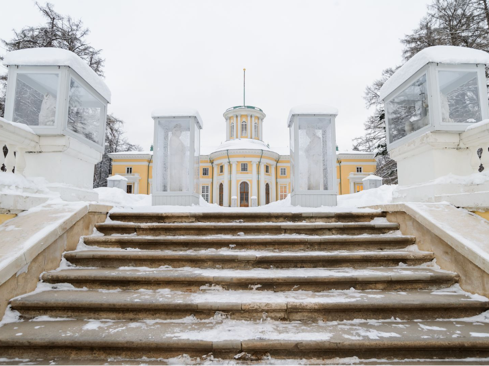 Фарфор, путешествия и олимпийские боги: три выставки в Архангельском завершат работу в выходные