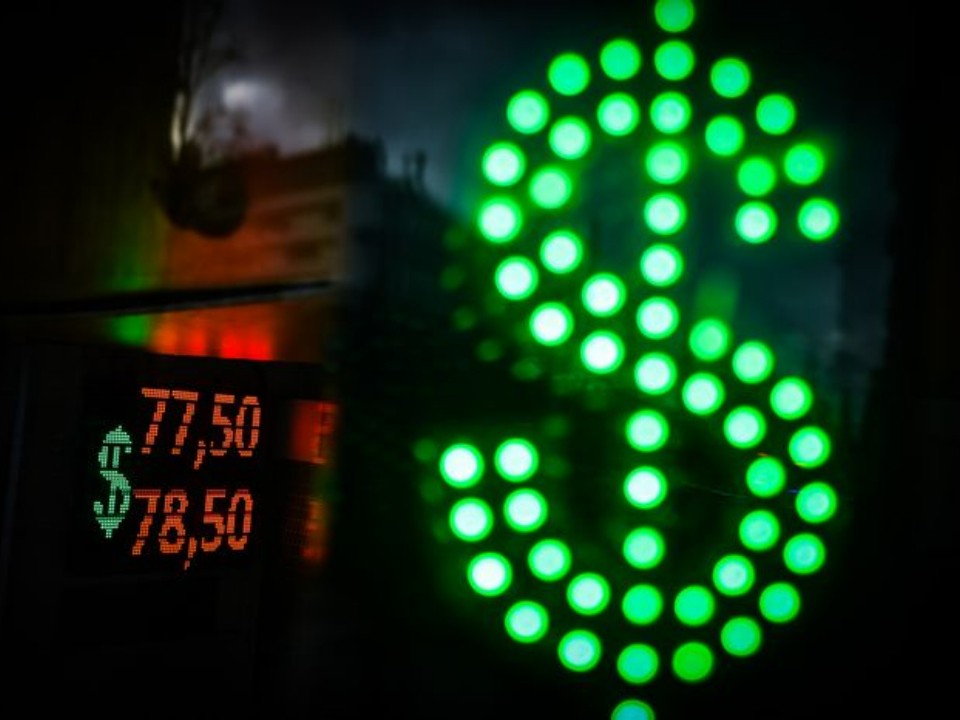 Доллар роняют: к чему готовиться в 2026 году тем, у кого сбережения в рублях