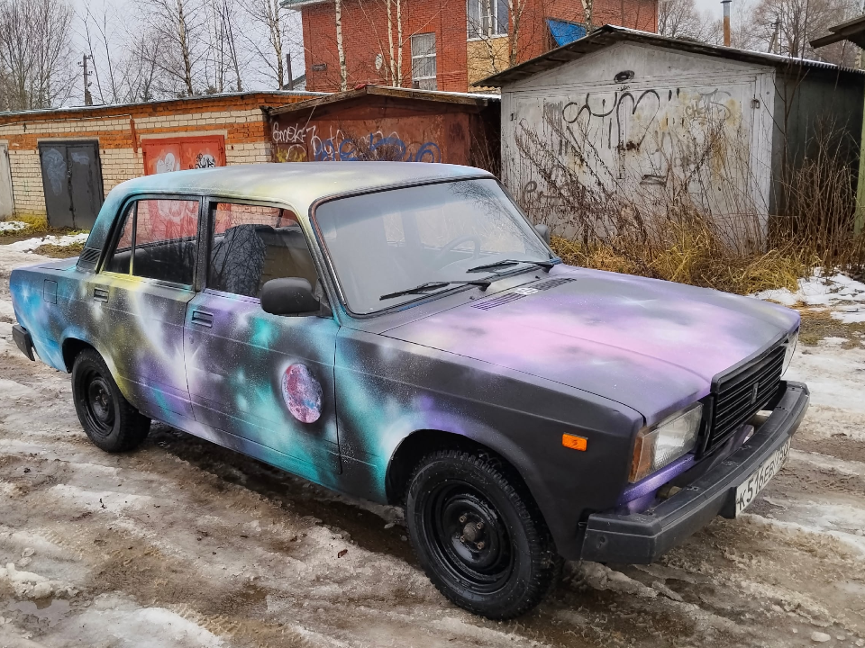 Можно хоть на Сатурн: «Жигули» в космическом окрасе продают в Егорьевске