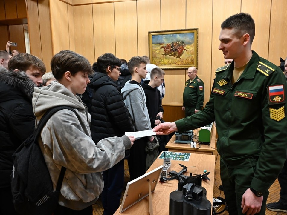 Школьники Серпухова побывали на экскурсии в военной академии и увидели боевую технику вживую