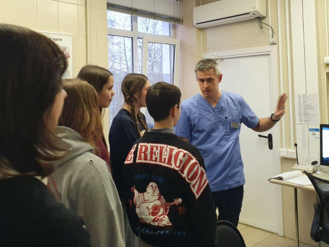 В мытищинской больнице прошла экскурсия: школьники увидели работу операционного блока и побывали на операции