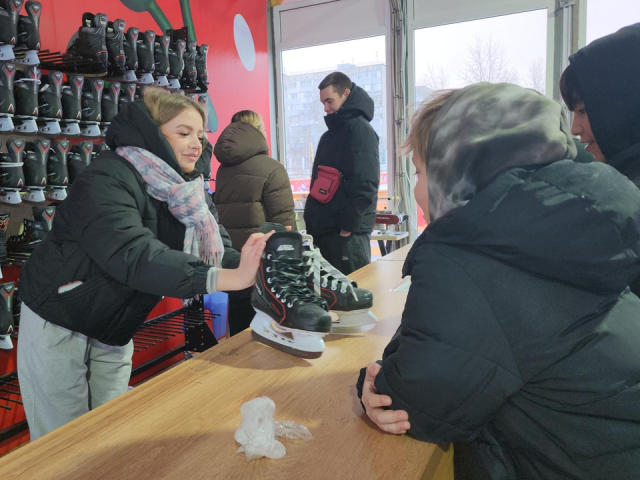 Выходные на льду: куда пойти кататься на коньках всей семьей в Дзержинском