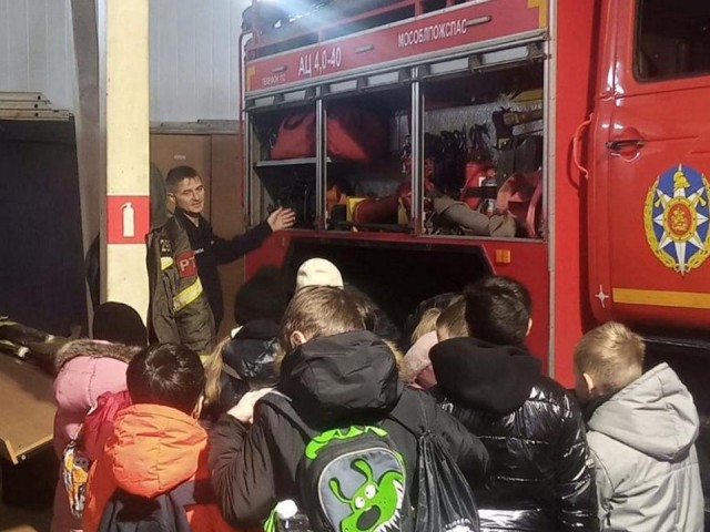От гаража до диспетчерской: школьники Лосино-Петровского исследовали пожарно‑спасательную часть